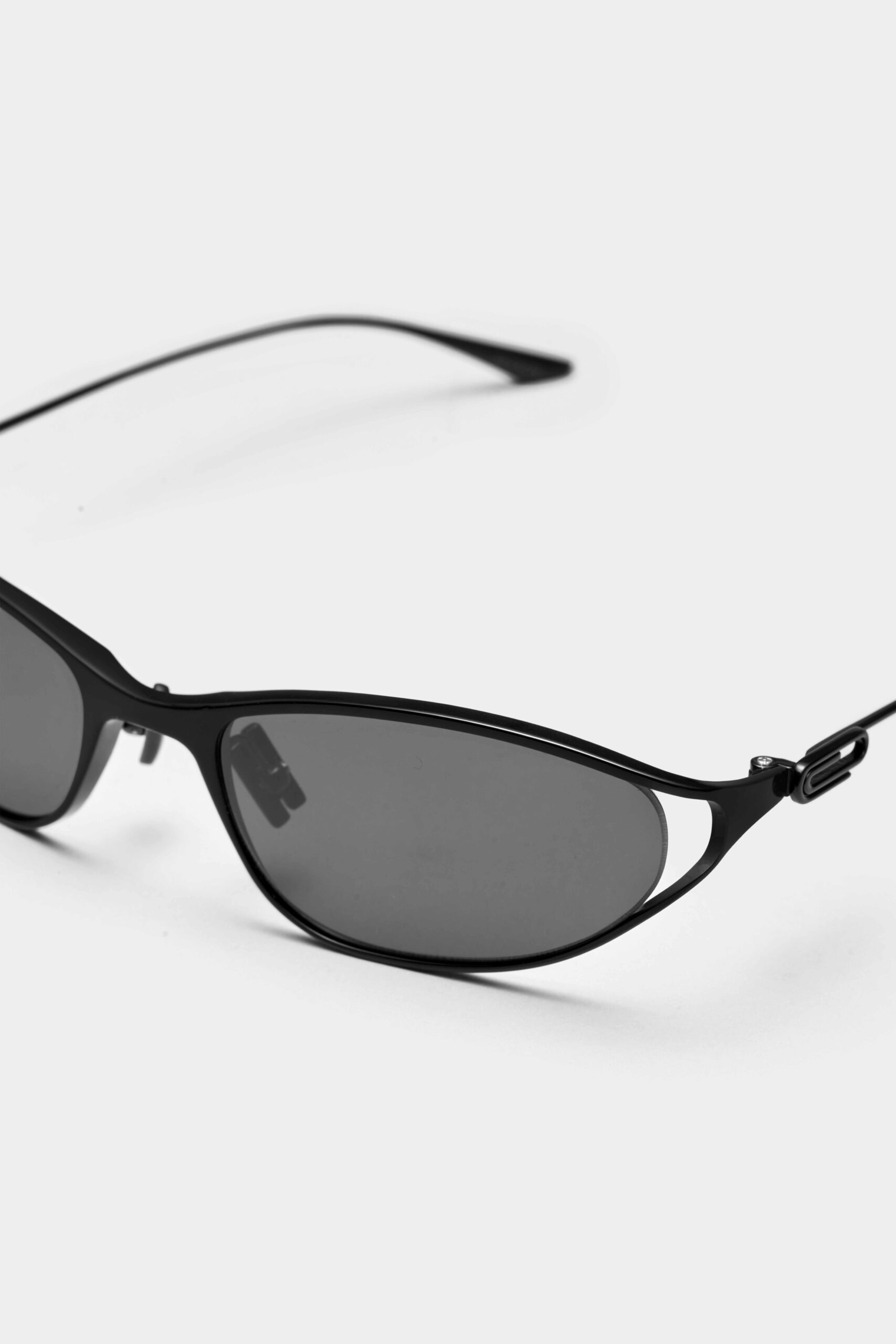 Kính mát SEESON The Paper Clip 01 Sunglasses 2 SEESON The Paper clip 01 Sunglasses Black-Black.jpg
