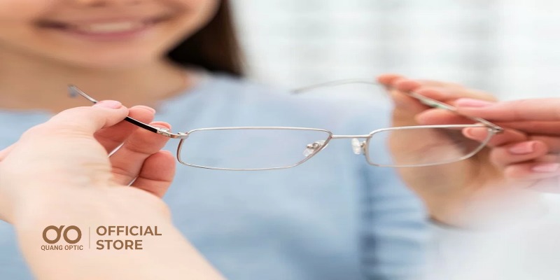 Lắp tròng và hoàn tất quá trình tại Quang Optic