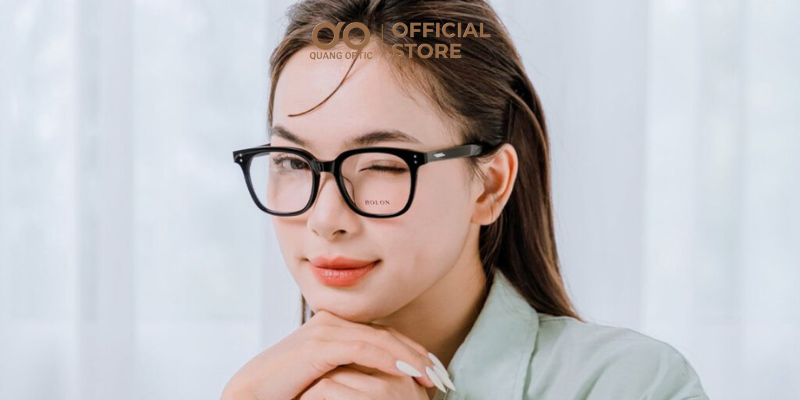 Gọng kính nào phù hợp đeo lâu không đau tai? Bí mật của sự thoải mái 3 Gọng kính quá hẹp so với chiều ngang khuôn mặt
