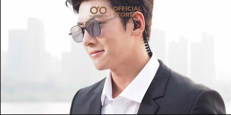 So sánh gọng kính nhựa và gọng kim loại tại Quang Optic 4 Đường nét thanh mảnh giúp gương mặt trông sáng