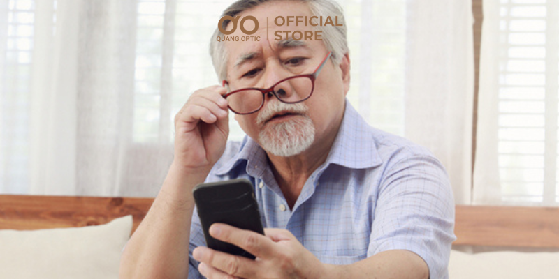 Người lớn tuổi thường gặp khó khăn khi sử dụng các loại kính