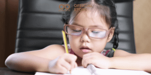 Dấu hiệu cận thị sớm trẻ em: nhìn kỹ một chút sẽ khác hoàn toàn